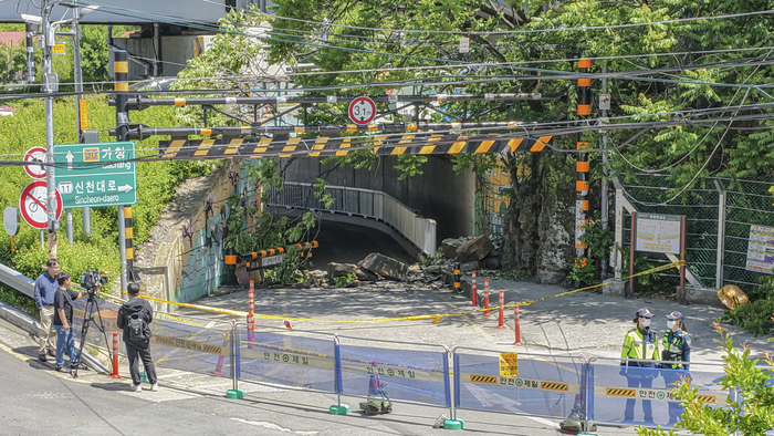 8일 대구 남구 봉덕동 용두낙조 지하차도 인근 신천 둔치 연결 통행로에서 대형 낙석 사고가 발생해 출입이 통제되고 있다. 이날 사고로 통행로를 걷던 50대 남성 1명이 약 1톤 규모 암석에 깔려 숨졌으며, 경찰과 소방 당국은 정확한 사고 경위를 조사하고 있다.
이현덕기자 lhd@yeongnam.com 