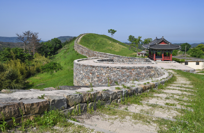 장기읍성 성곽에 오르면 넓은 들과 장기천과 신창리 앞 바다가 한눈에 들어온다. 역사적으로는 군사적 요충지였지만, 최근에는 드라마 촬영장으로 각광받고 있다.