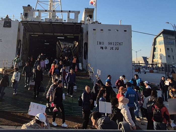9일 오전 울릉읍 사동항 여객선터미널에 포항서 출발한 여객선이  들어오자 관광객들이 배에서 물밀듯이 밀려 나오고 있다. <홍준기 기자>