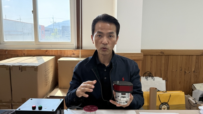 지난 6일 오후 이철수 <주>유엔디 대표가 자사의 독자적인 마그네틱 기술을 적용한 맥봇을 소개하고 있다. 이동현 기자