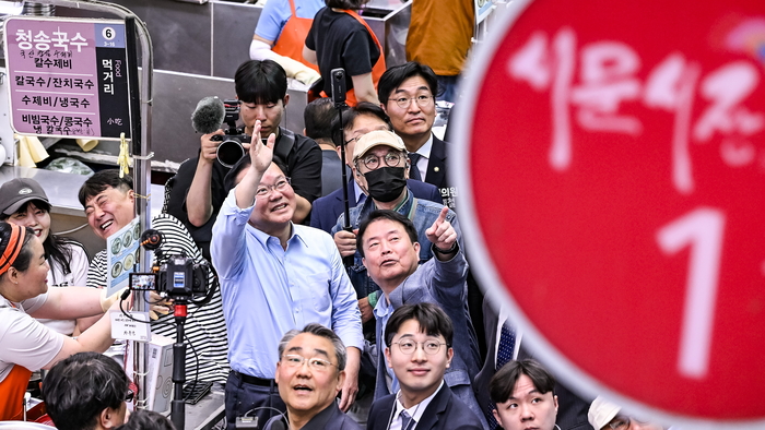 9일 대구 서문시장을 찾은 더불어민주당 김부겸 대구시장 예비후보가 시민들과 인사를 나누며 시장 골목을 둘러보고 있다. 보수 1번지로 불리는 서문시장에는 6·3 지방선거를 앞두고 여야 예비후보들의 발걸음이 이어지며 민심 경쟁이 달아오르고 있다.
이현덕기자 lhd@yeongnam.com 

