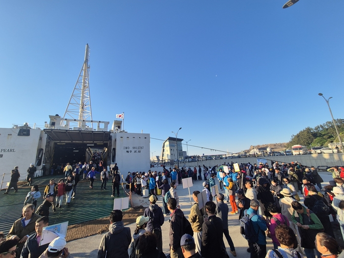 9일 오전 울릉읍 사동항 여객선터미널에 포항서 출발한 여객선이  들어오자 선착장에 사람들로 가득차 있다. <홍준기 기자>