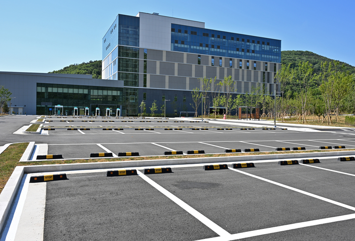 10일 대구 동구 첨복로 일대에 들어선 의료기술시험연수원 전경. 지난 4월 준공된 이 시설은 보건의료인 교육·평가와 국내외 의료진 연수 기능을 담당할 대구 메디시티 핵심 인프라로 조성됐다. 이지용기자 sajahu@yeongnam.com
