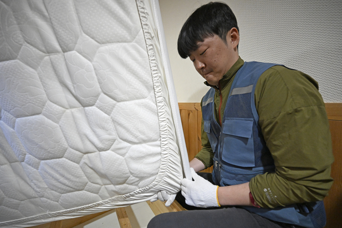 10일 오후 대구 수성구 진밭골 야영장에서 최시웅 기자가 카라반 숙소에 있는 침대 커버를 교체하고 있다.
이윤호기자 yoonhohi@yeongnam.com