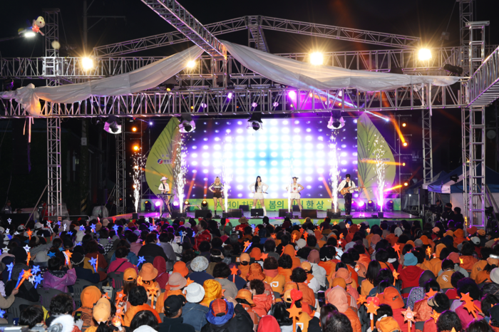 지난 9일 영양산나물축제 메인 무대에서영양 별이 빛나는 밤에 콘서트가 진행되고 있다. <영양군 제공>