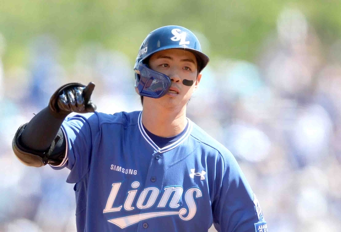 10일 경남 창원NC파크에서 열린 2026 KBO 프로야구 삼성 라이온즈와 NC 다이노스의 경기. 2회 초 2사 1루 상황 홈런(2점)을 친 삼성 2번 구자욱이 그라운드를 돌고 있다. 연합뉴스