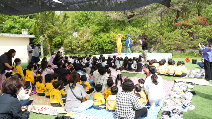 7일 경북 영주 소백산예술촌을 찾은 지역 유치원생들이 스웨덴 극단의 공연을 관람하고 있다. <클라우드컬처스 제공>