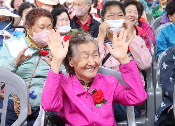 7일 대구 달서구 성서주공 1단지 은하수마을에서 열린 경로잔치에 참석한 어르신들이 주민공연봉사단 성서사랑모임의 공연을 즐기고 있다. <달서구성서종합사회복지관 제공>