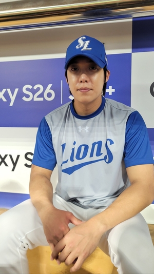 지난 7일 대구삼성라이온즈파크에서 열린 삼성과 키움 경기 직후 3루 더그아웃에서 이날 선발 투수 원태인이 취재진과의 인터뷰에 앞서 포즈를 취하고 있다. <임훈기자>