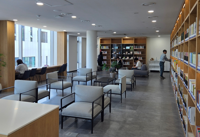 11일 시범운영을 시작한 대구 수성구 수성행복드림센터 내 책문화센터 모습. 최시웅기자