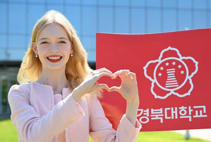 지난달 전북 남원시 광한루원 앞 특설무대에서 열린 제96회 글로벌 춘향선발대회에서 춘향 미로 뽑힌 리나(23·우크라이나·경북대 대학원)씨가 경북대 글로벌플라자 앞에서 손 하트를 만들며 환하게 웃고 있다.
이지용기자 sajahu@yeongnam.com