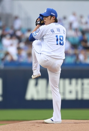 지난 7일 대구삼성라이온즈파크에서 열린 삼성과 키움 경기에 선발로 나선 원태인이 투구하고 있다. <삼성 라이온즈 제공>