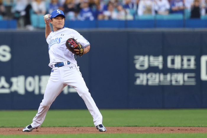 지난 7일 대구삼성라이온즈파크에서 열린 삼성과 키움 경기에 나선 박계범이 송구하고 있다.<삼성 라이온즈 제공>