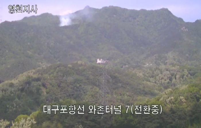 12일 오후 1시24분쯤 대구 동구 진인동 산1-2 일원 갓바위 인근에서 산불이 발생해 연기가 피어오르고 있다. 네이버지도 화면 캡처