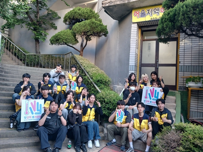 지난 10일 대구 동구의 한 지역아동센터에서 수리·보수 봉사활동을 마치고 경북대 중앙동아리 수리영역 회원들이 기념촬영을 하고 있다. 김점순 시민기자