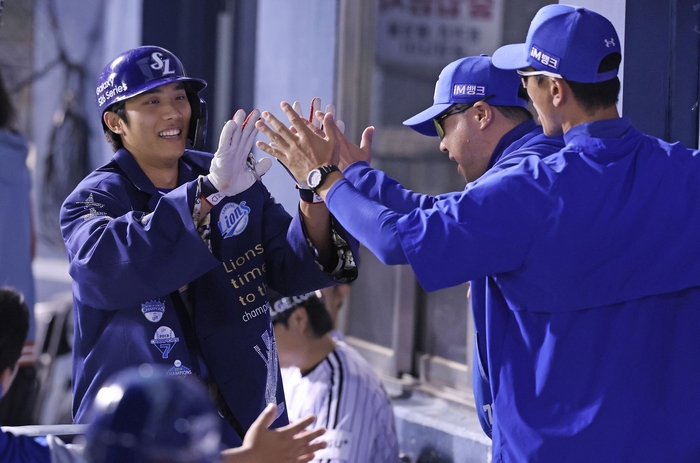 12일 서울 잠실야구장에서 열린 삼성과 LG경기 9회초 솔로 홈런을 쏘아올린 이재현이 박진만 감독과 하이파이브 하고 있다.<삼성 라이온즈 제공>