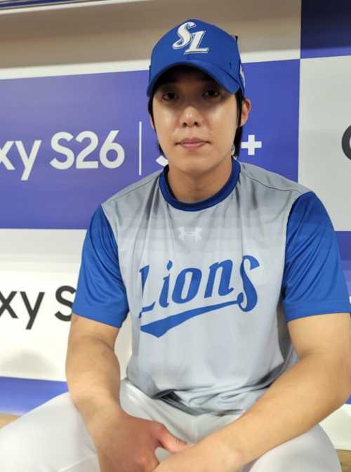 지난 7일 대구삼성라이온즈파크에서 열린 삼성과 키움 경기 직후 3루 더그아웃에서 이날 선발 투수 원태인이 취재진과의 인터뷰에 앞서 포즈를 취하고 있다. <임훈기자>