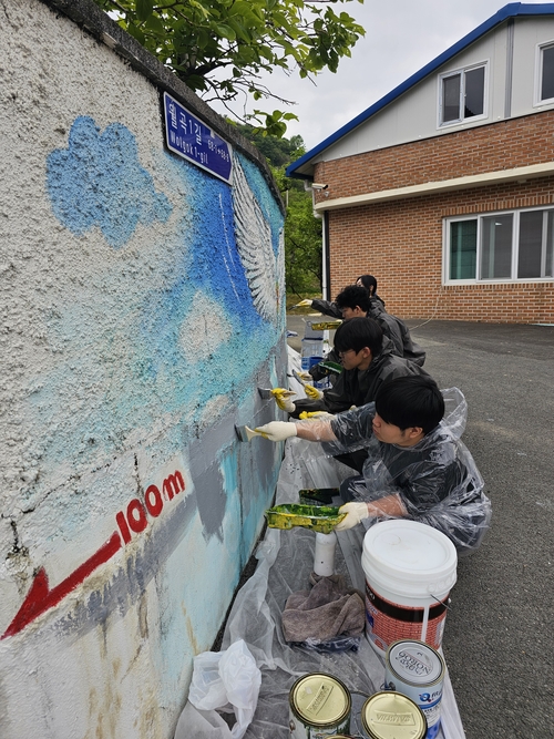 벤자민인성영재학교 학생들이 지난달 30일 청도 월곡마을 벽화작업에 참여하고 있다. 한영화시민기자 ysbd418@hanmail.net
