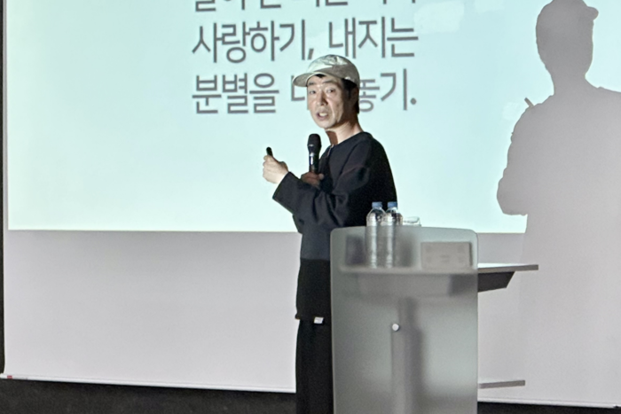 스타 연출가 고선웅이 지난 12일 대구 수성아트피아 로비에서 연극을 말하다를 주제로 강연을 진행하고 있다. 이날 고 연출가는 방향만 맞으면 속도는 상관없다며 젊은 창작자들에게 조급함보다 자신만의 방향성을 찾는 것이 중요하다고 강조했다. 조현희기자 hyunhee@yeongnam.com