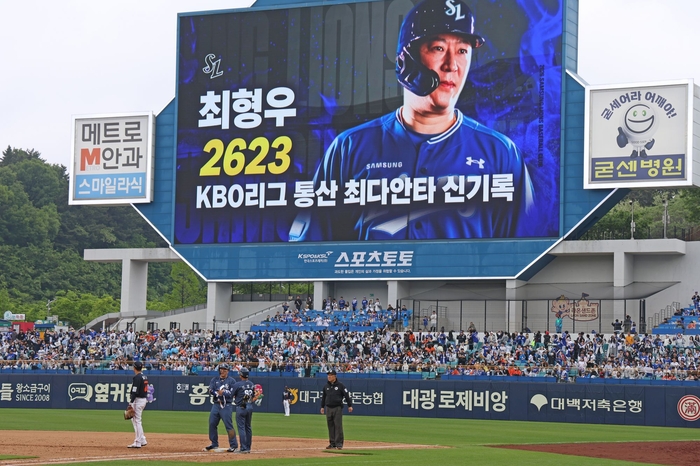 지난 3일 대구삼성라이온즈파크에서 열린 삼성과 한화 경기에서 최형우의 개인 통산 2천623개째 안타 기록이 경기장 전광판에 나오고 있다.<삼성 라이온즈 제공>