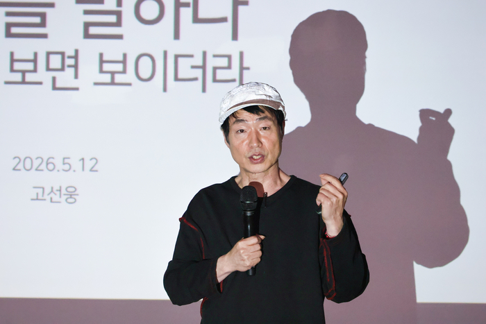지난 12일 대구 수성아트피아를 찾은 고선웅 연출가. 이날 고 연출가는 강연을 통해 좋은 연출은 여러 시행착오 속에서 나온다고 강조했다. <수성아트피아 제공>