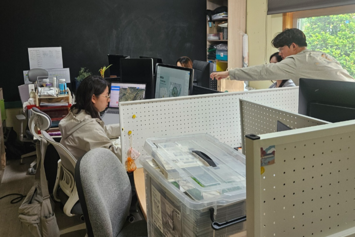 7일 경북 봉화군 재산면 그린 가드너스에서 활동 중인 청년들이 사무실에서 업무를 하고 있다. 최미애기자 miaechoi21@yeongnam.com