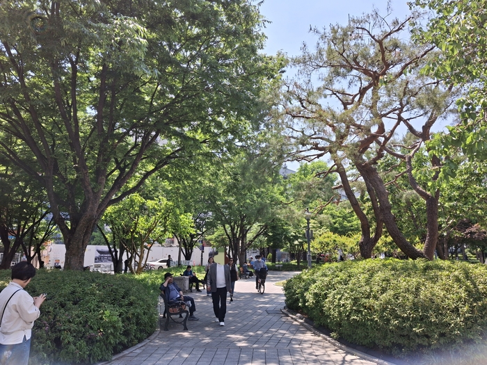 13일 오전 10시30분 대구 중구에 위치한 경상감영공원의 모습. 시민들이 벤치에 앉아있다. 장태훈 기자 hun2@yeongnam.com