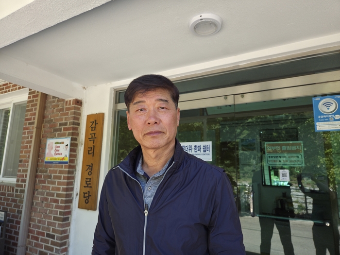 포항시 죽장면 감곡리 경로당에서 만난 이재용 이장. <전준혁기자>