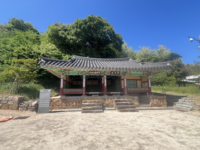 울진 기성면 구산항에 세워진 대풍헌 모습.<원형래기자>