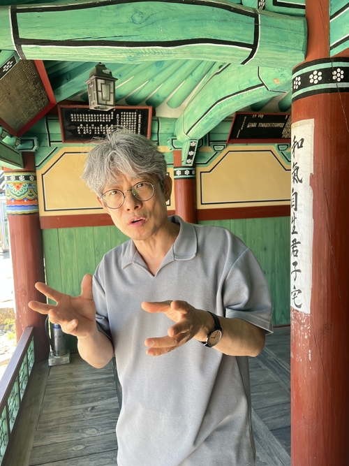 울진군 학예연구사 심현용 박사가 대풍헌 건물 안에서 인터뷰 하는 모습.<원형래기자>