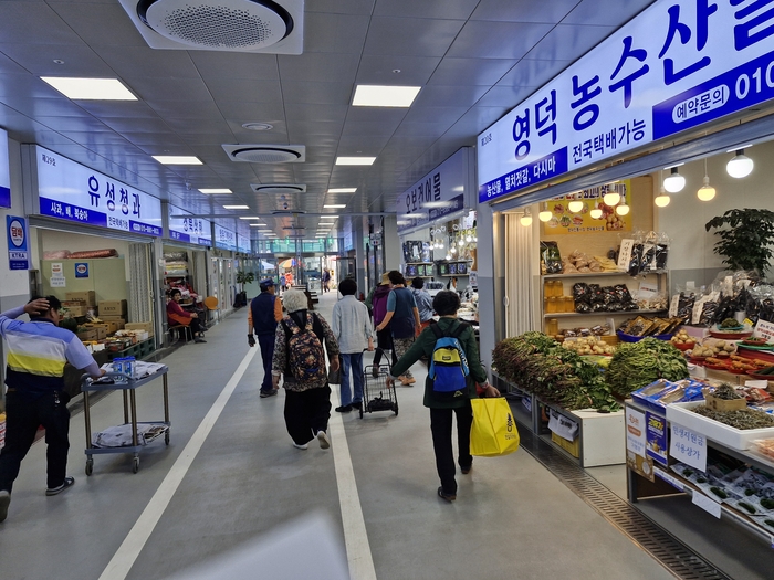 평일임에도 불구하고 장을 보러 온 고객들이 영덕시장 1층 내부 점포를 찾고 있는 모습. 화재의 아픔을 딛고 새롭게 재탄생한 영덕시장이 개장 100일 만에 지역 경제의 중심지로 자리매김하고 있다.<남두백 기자>