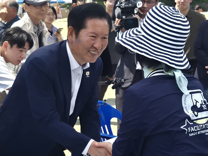 14일 울릉도를 방문한정청래 더불어민주당 총괄상임선대위원장이 주민들과 인사하고 있다. <홍준기 기자>