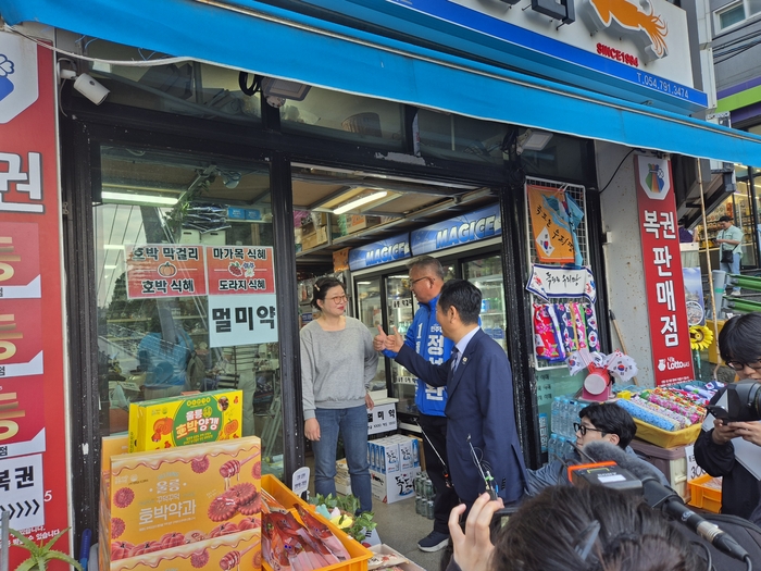 14일 더불어민주당 정청래 대표가 울릉도를 찾아 같은 당 정성환 울릉군수 후보와 홍영표 기초의원 후보 지원 유세에 나서고 있다. <홍준기 기자>