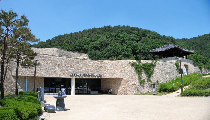 대가야 생활촌의 가장 높은 자리에 성벽과 문루가 자리한다. 누각의 이름은 주산루, 옛 주산성을 상징한다. 성벽 안쪽은 어린이 과학관이다.