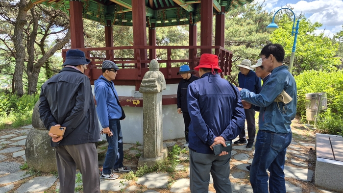 상사화 회원들이 태봉산에서 김광희 해설사로부터 연산군 원자 금돌이 태실에  대한 설명을 듣고 있다.