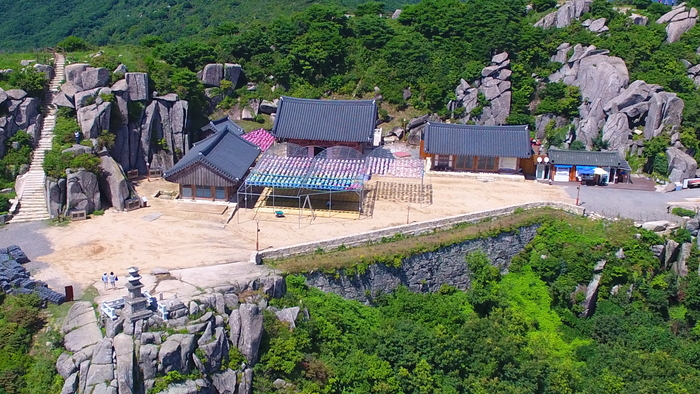 부처님오신날을 앞둔 비슬산 대견사의 전경. 기암괴석 절벽 위에 세워진 전각들과 마당을 가득 채운 축제 분위기의 연등이 눈길을 끈다. <영남일보 DB>