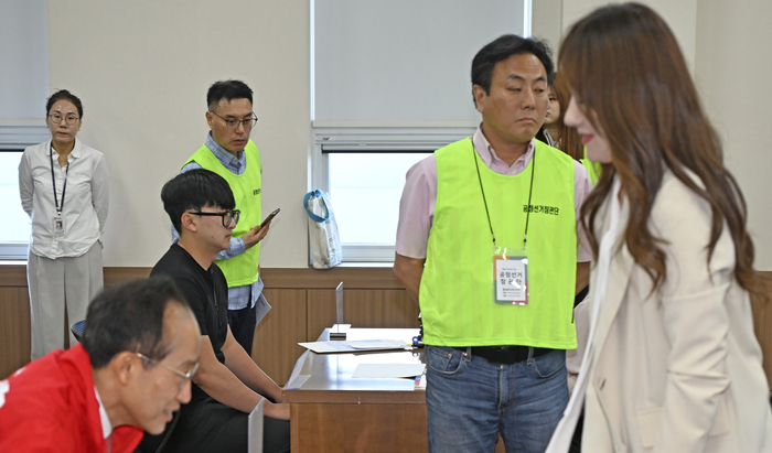 14일 오전 대구 서구 대구시선거관리위원회에서 공직선거참관단원들이 6·3 지방선거 대구시장 후보 등록 신청을 참관하고 있다. 이윤호기자 yoonhohi@yeongnam.com