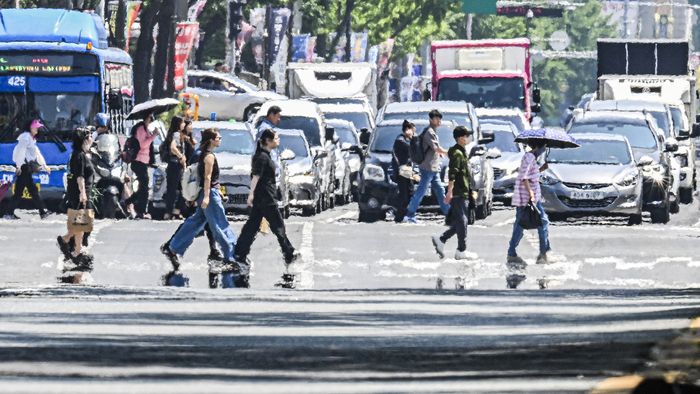 전국적으로 초여름 수준의 더위를 보인 14일 대구 달서구 달구벌대로에서 시민들이 아지랑이가 피어오르는 도로 위 횡단보도를 건너고 있다. 대구지방기상청은 당분간 맑고 무더운 날씨가 이어질 것으로 예보했다.
이현덕기자 lhd@yeongnam.com
