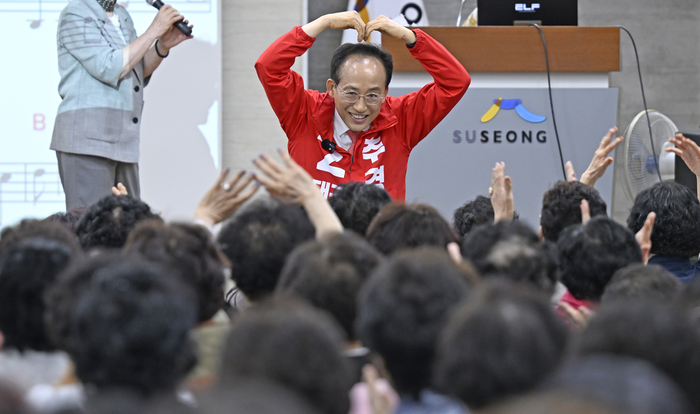 14일 오후 대구 수성구청에서 열린 노래교실에서 국민의힘 추경호 대구시장 후보가 어르신들과 인사하고 있다.
이윤호기자 yoonhohi@yeongnam.com
