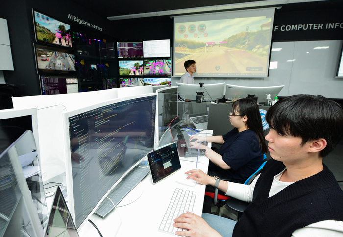 영진전문대 본관 인공지능(AI) 실습실에서 학생들이 AI 소프트웨어(SW) 실습을 받고 있다.<영진전문대 제공>