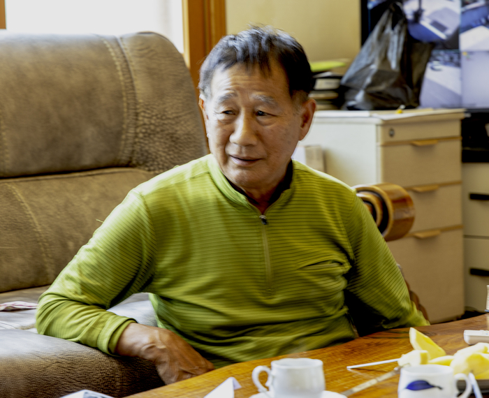 아야마을 내력을 얘기하고 있는 신중근씨. <박광제 사진작가 제공>