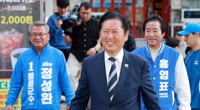 더불어민주당 총괄상임선대위원장인 정청래 대표가 14일 경북 울릉군을 방문해 정성환 울릉군수 후보와 상인들에게 인사하기 위해 이동하고 있다. <연합뉴스>