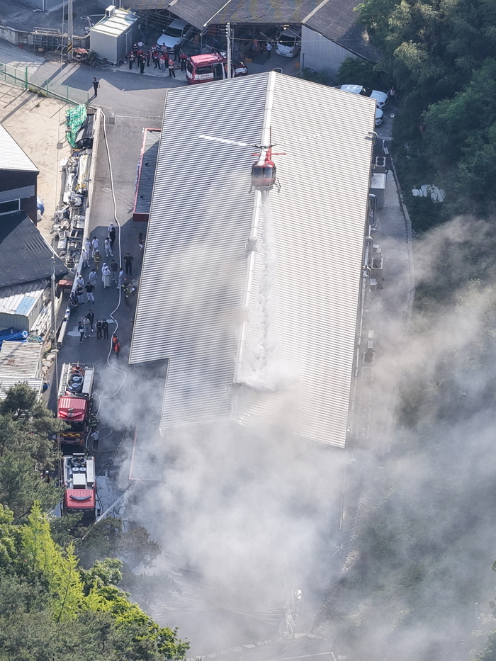 15일 오후 경북 고령군 개진면 옥산리 한 육류가공업체 공장 창고에서 화재가 발생해 소방헬기와 소방대원들이 진화 작업을 벌이고 있다. 소방당국은 연기 확산에 대비해 인근 주민들에게 안전에 유의해 줄 것을 당부했다.
이현덕기자 lhd@yeongnam.com