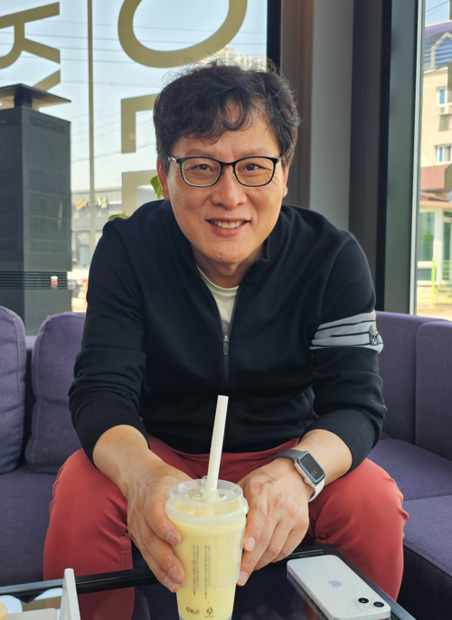 성주 독케어 박명석 회장이 농촌지역의 유기견 실태에 대해 이야기 하고 있다. <석현철 기자>