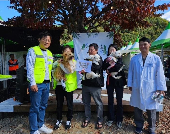 성주독케어 박명석 회장(왼쪽)이 독케어 가족에게 종합 예방약 세트를 증정하고 기념사진을 촬영하고 있다. <성주 독케어 제공>