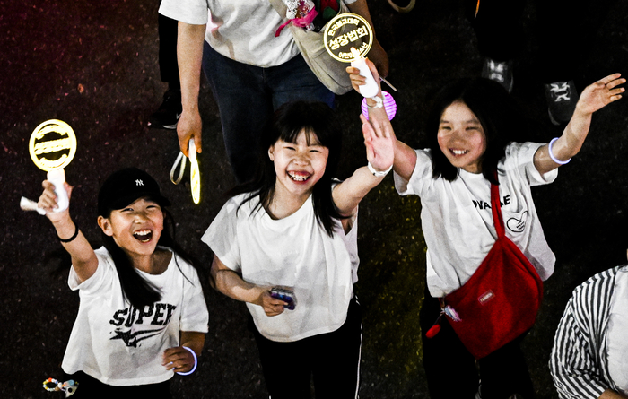 16일 밤 대구 도심에서 열린 2026 형형색색 달구벌 연등행렬에 참가한 어린이들이 손등과 응원봉을 흔들며 즐거운 표정을 짓고 있다. 부처님 오신 날을 앞두고 열린 이번 연등행렬은 두류공원에서 반월당네거리까지 이어지며 시민들과 함께하는 축제 분위기 속에 진행됐다.
이현덕기자 lhd@yeongnam.com

