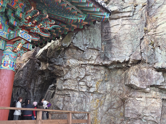 걸인 두사람이 사라져 버린 문수전. 바로 뒤편 암벽굴 여기서 바위의 문수동자를 볼 수 있다.