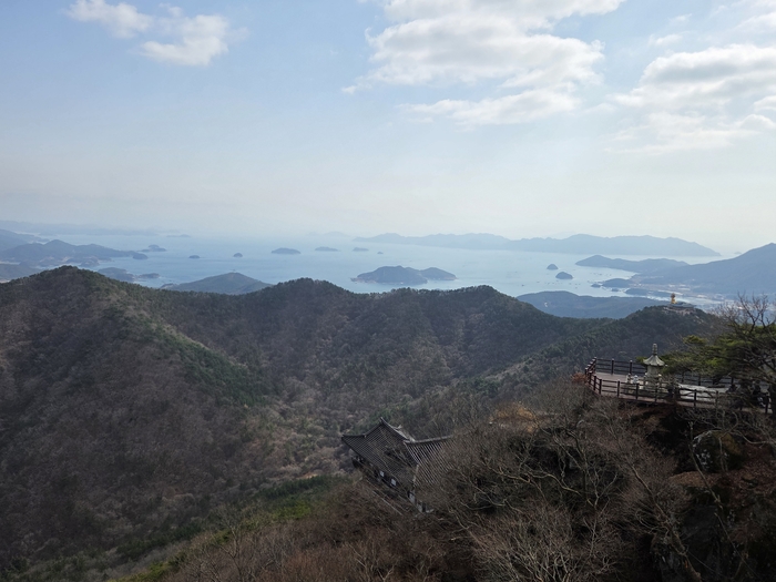 고성 문수전에서 바라본 한려수도 비경. 무인도와 사량도 우측 산봉에 있는 약사전 약사대불이 장관이다.