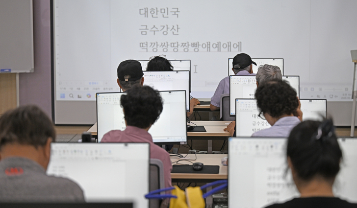 지난 18일 대구 서구 비산노인복지관을 찾은 어르신들이 컴퓨터 기초 수업을 듣고 있다.
이윤호기자 yoonhohi@yeongnam.com