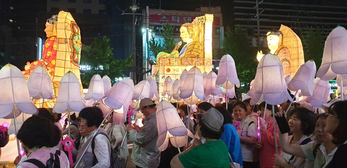 지난 16일 오후 대구 달서구 두류공원  및 2·28자유광장 일대에서 열린 형형색색 달구벌 관등놀이에 불자와 시민들이 연등을 들고 행진하고 있다. <동화사 제공>